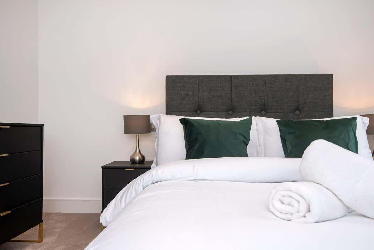 Lux And Large 2 Bed Battersea Power Station Apartment London
